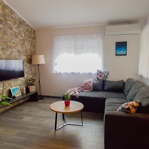 Apartment Bamboo, Nin