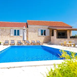 Villa Stone House With Pool, Nin